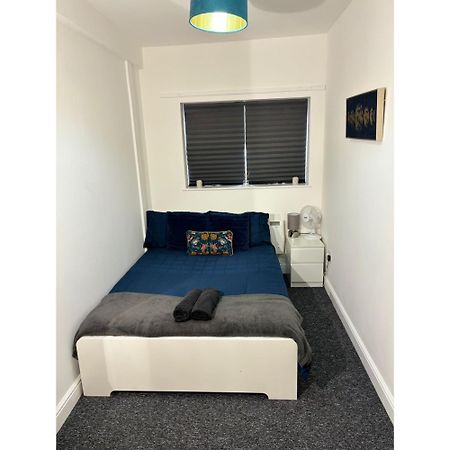 Enjoy A Spacious Lounge With A Cozy Sofa Bed And A Private Ensuite Bedroom Wednesbury Exterior photo