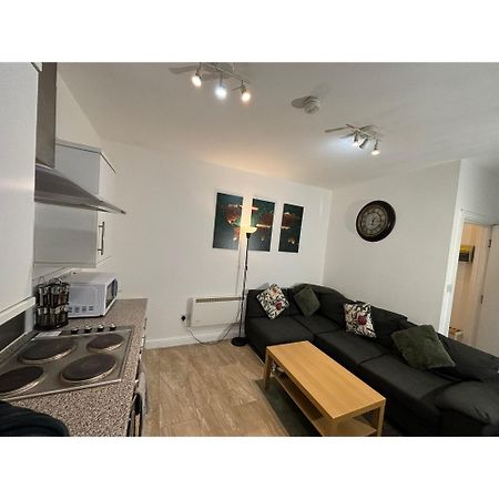 Enjoy A Spacious Lounge With A Cozy Sofa Bed And A Private Ensuite Bedroom Wednesbury Exterior photo