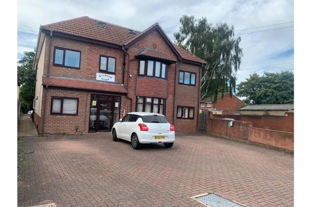 Enjoy A Spacious Lounge With A Cozy Sofa Bed And A Private Ensuite Bedroom Wednesbury Exterior photo