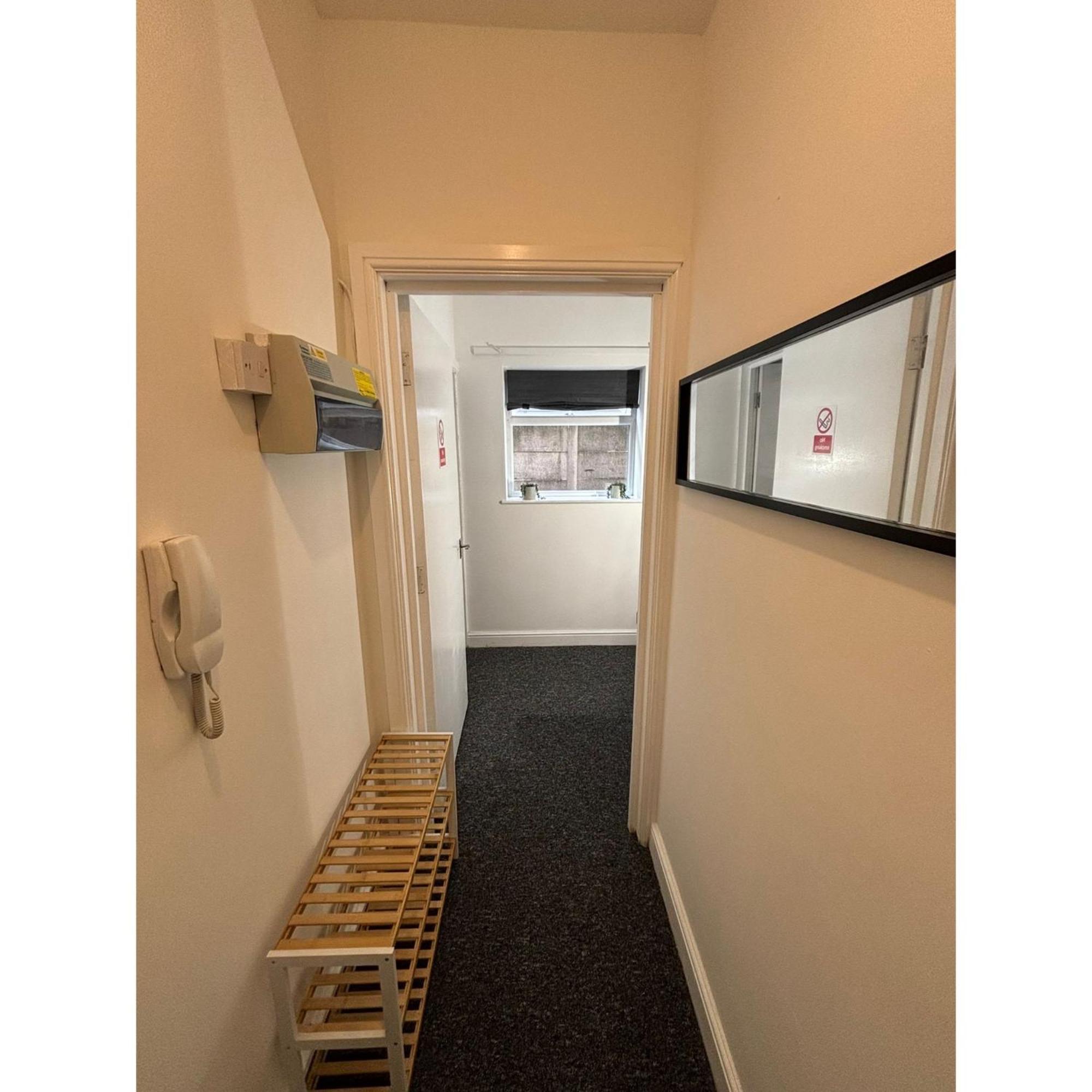 Enjoy A Spacious Lounge With A Cozy Sofa Bed And A Private Ensuite Bedroom Wednesbury Exterior photo