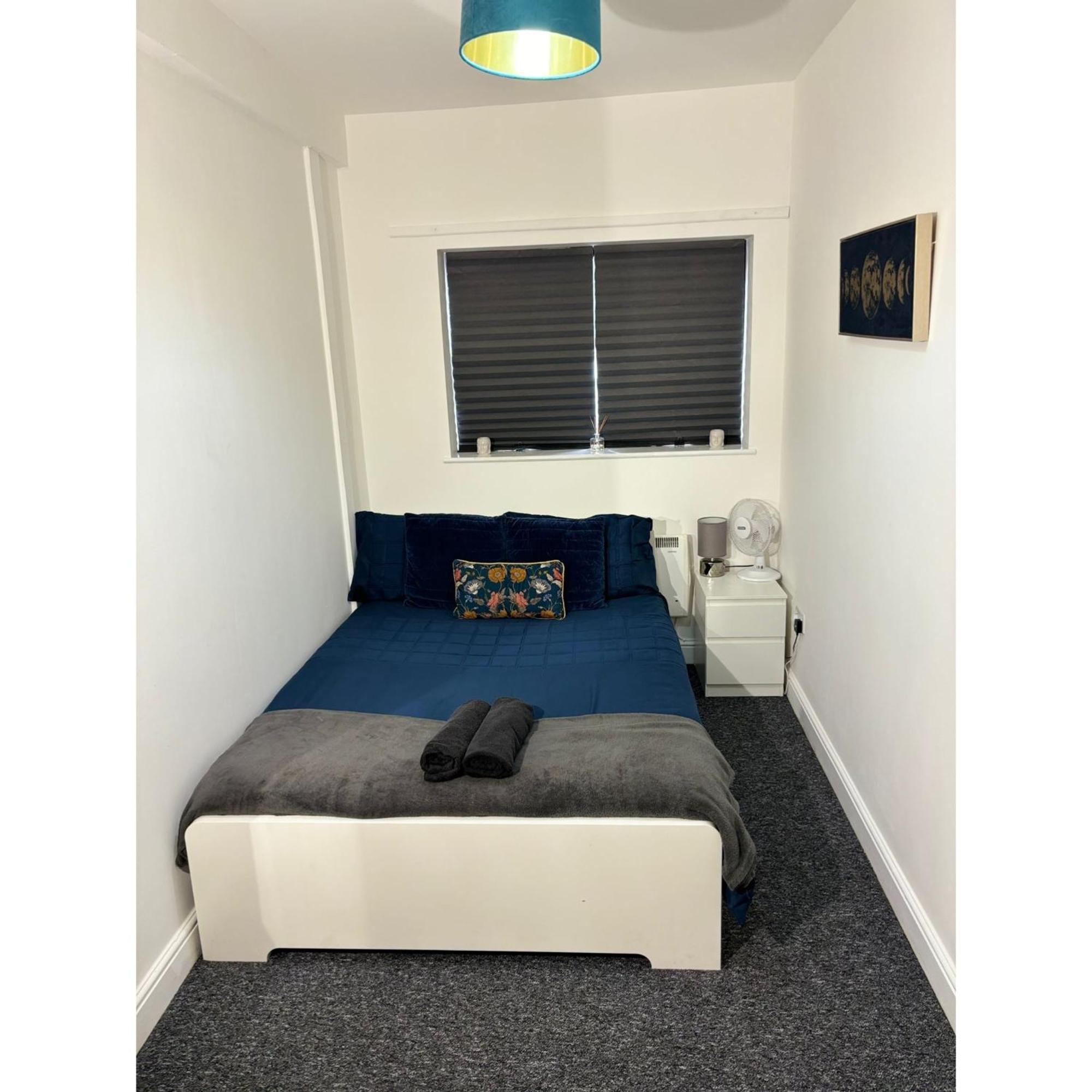 Enjoy A Spacious Lounge With A Cozy Sofa Bed And A Private Ensuite Bedroom Wednesbury Exterior photo