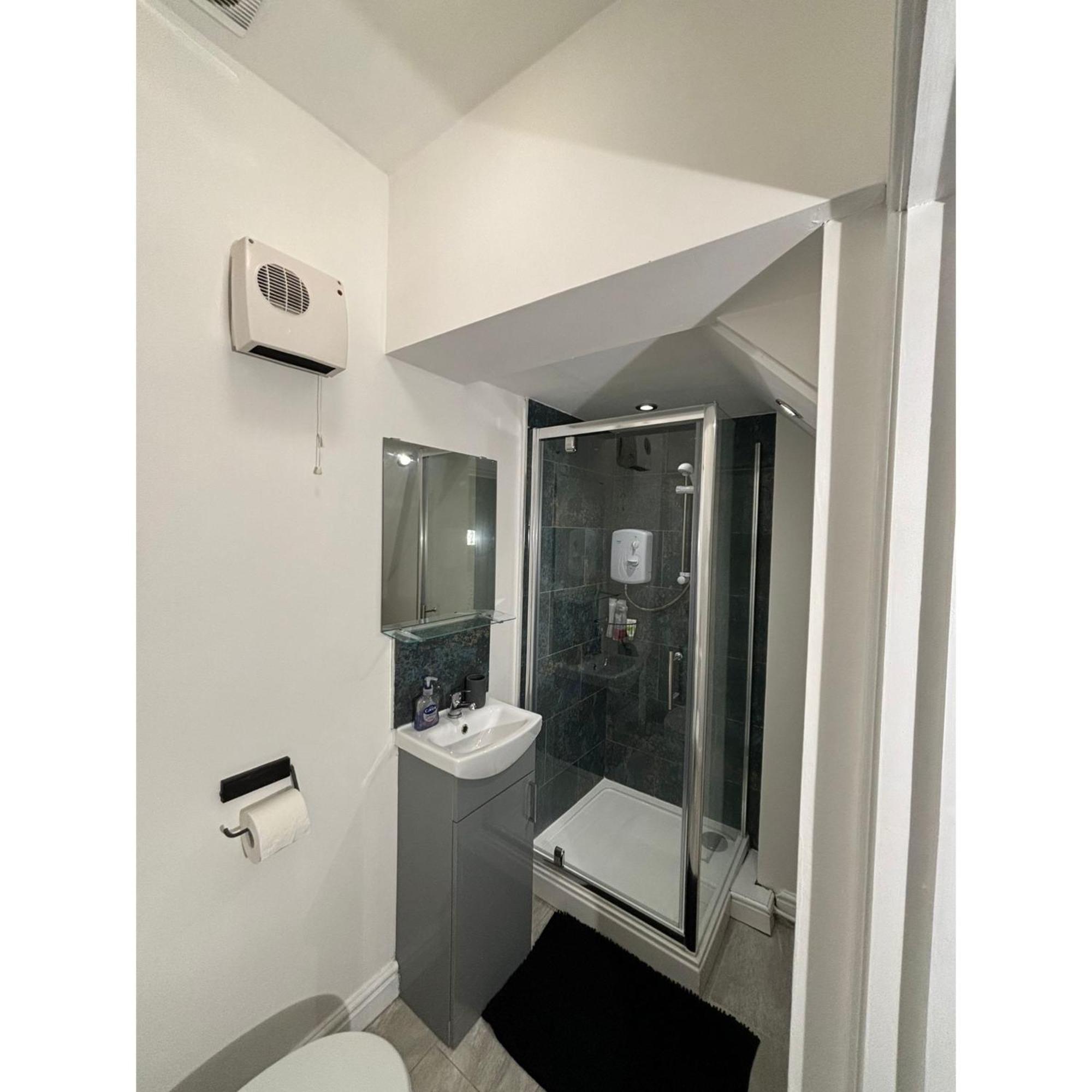 Enjoy A Spacious Lounge With A Cozy Sofa Bed And A Private Ensuite Bedroom Wednesbury Exterior photo
