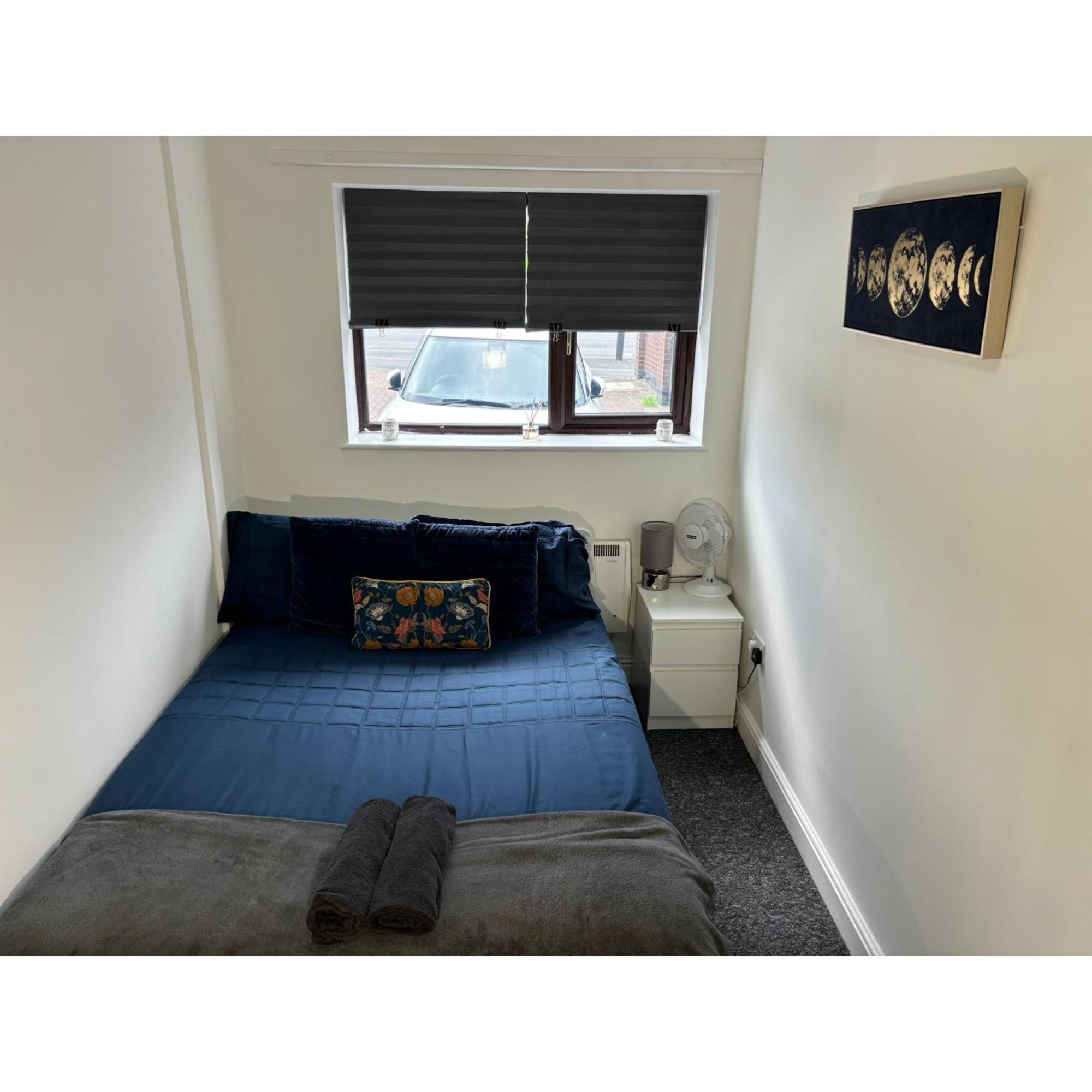 Enjoy A Spacious Lounge With A Cozy Sofa Bed And A Private Ensuite Bedroom Wednesbury Exterior photo