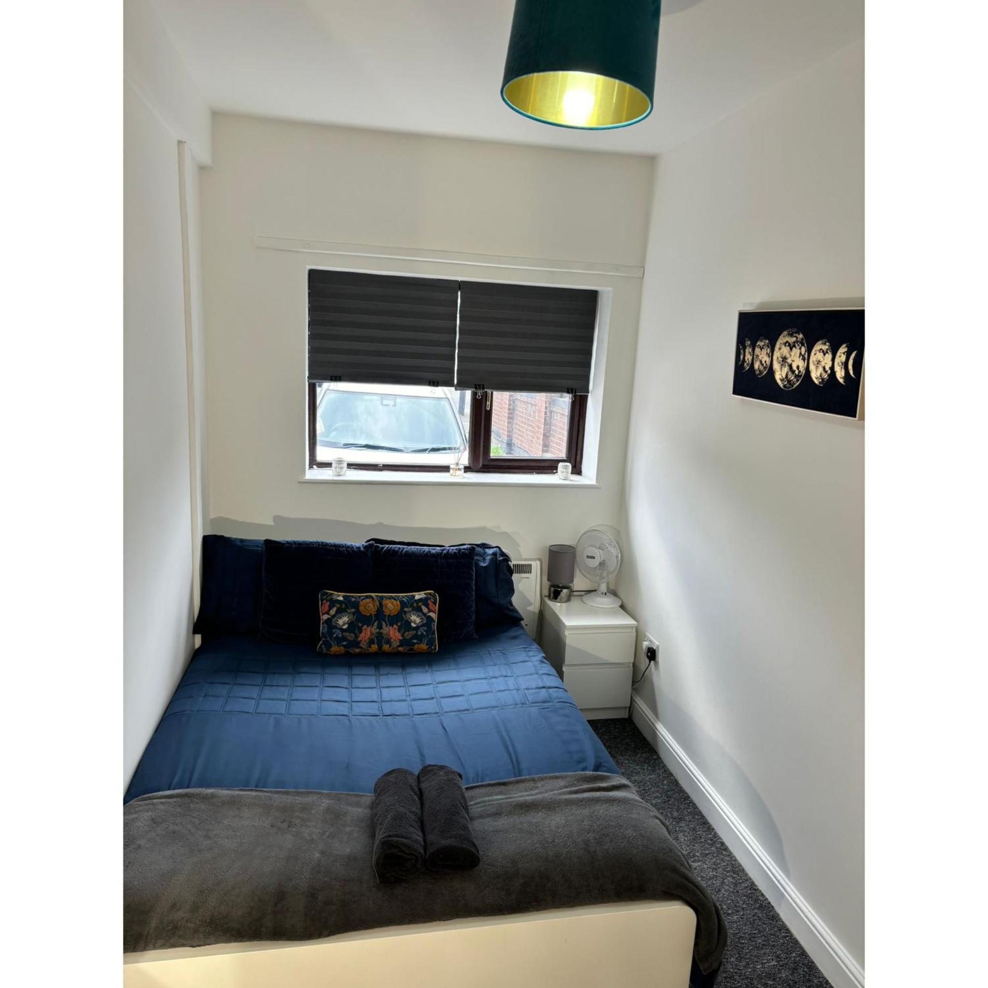 Enjoy A Spacious Lounge With A Cozy Sofa Bed And A Private Ensuite Bedroom Wednesbury Exterior photo