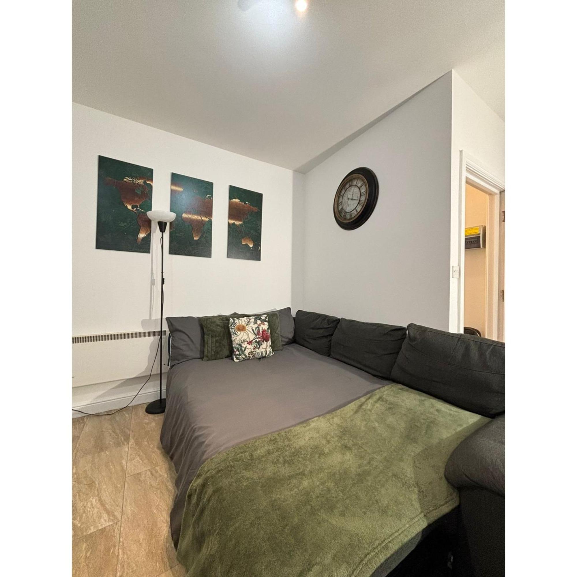 Enjoy A Spacious Lounge With A Cozy Sofa Bed And A Private Ensuite Bedroom Wednesbury Exterior photo