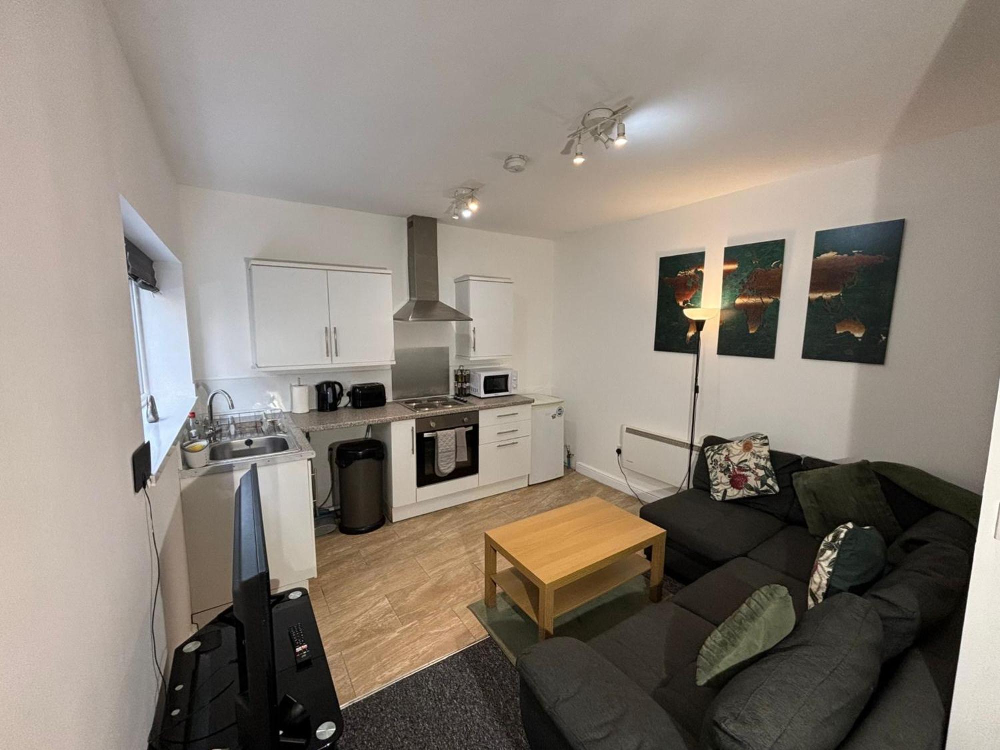 Enjoy A Spacious Lounge With A Cozy Sofa Bed And A Private Ensuite Bedroom Wednesbury Exterior photo