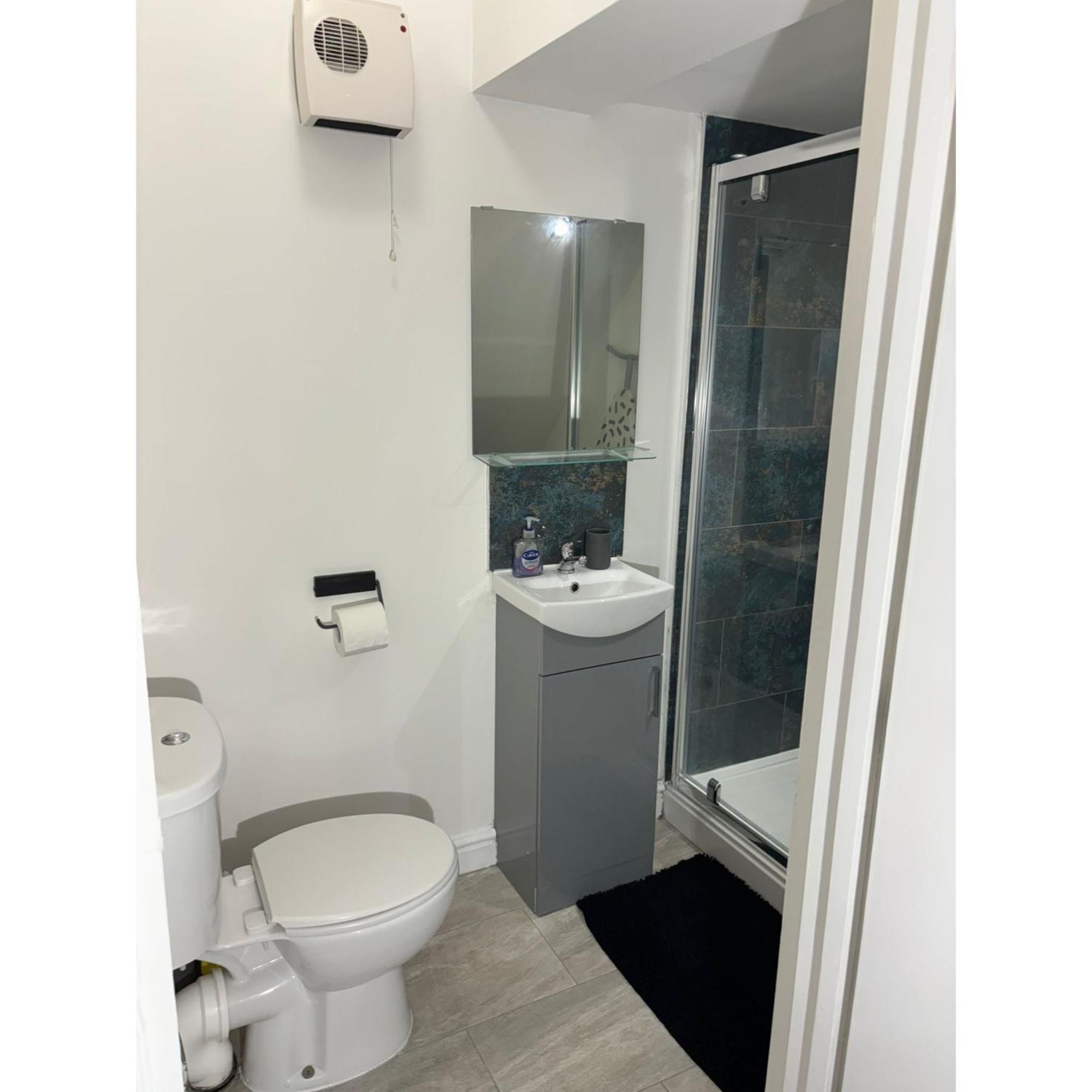 Enjoy A Spacious Lounge With A Cozy Sofa Bed And A Private Ensuite Bedroom Wednesbury Exterior photo