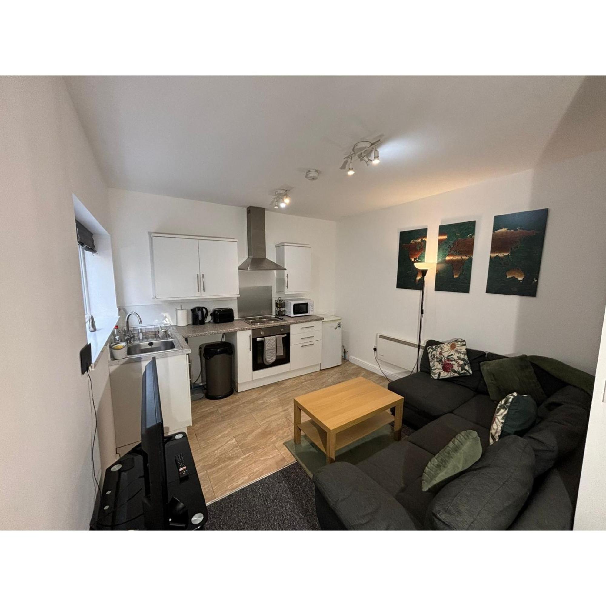 Enjoy A Spacious Lounge With A Cozy Sofa Bed And A Private Ensuite Bedroom Wednesbury Exterior photo