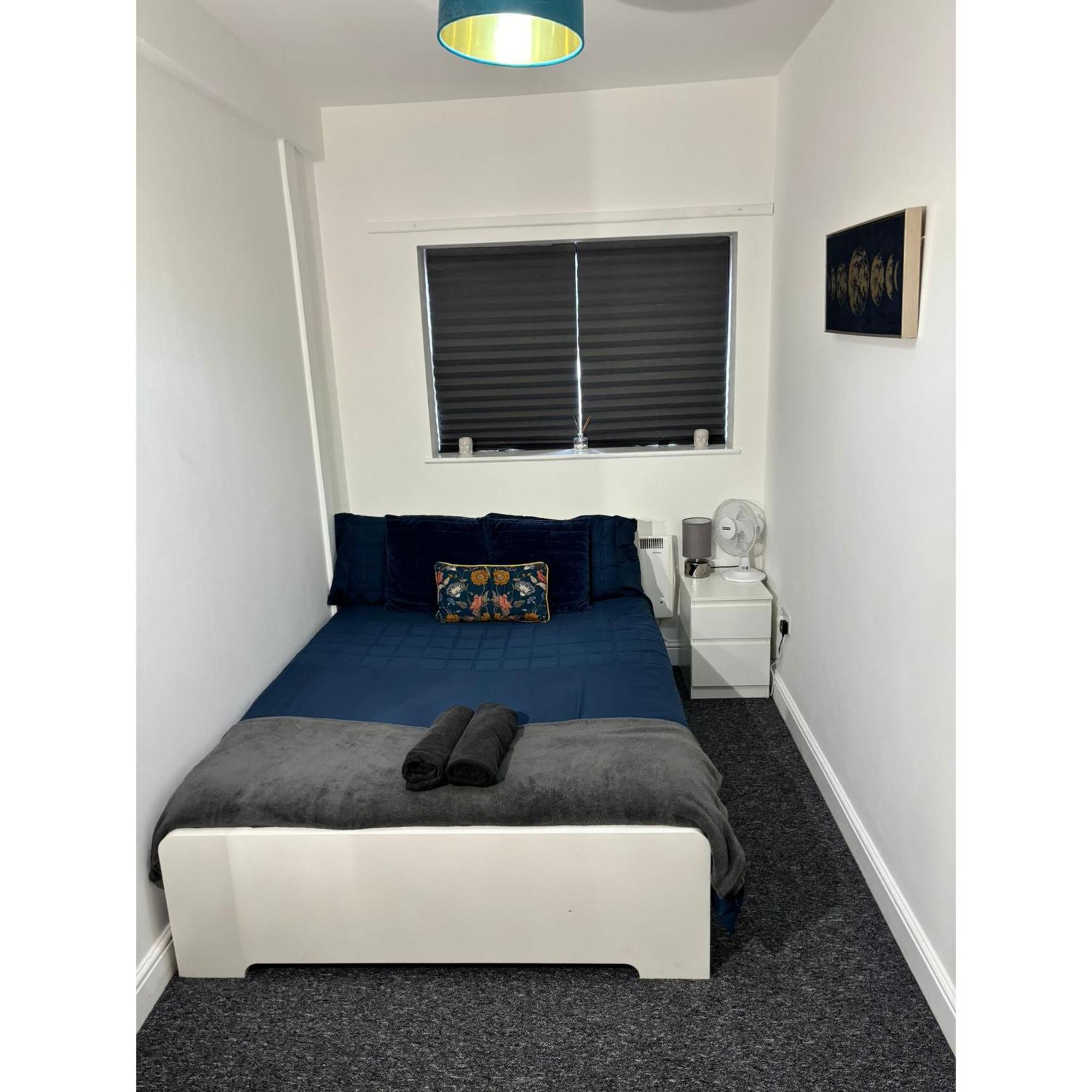 Enjoy A Spacious Lounge With A Cozy Sofa Bed And A Private Ensuite Bedroom Wednesbury Exterior photo