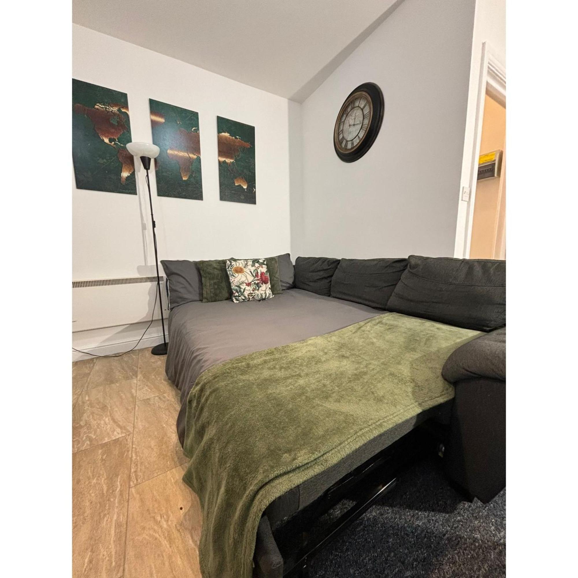 Enjoy A Spacious Lounge With A Cozy Sofa Bed And A Private Ensuite Bedroom Wednesbury Exterior photo