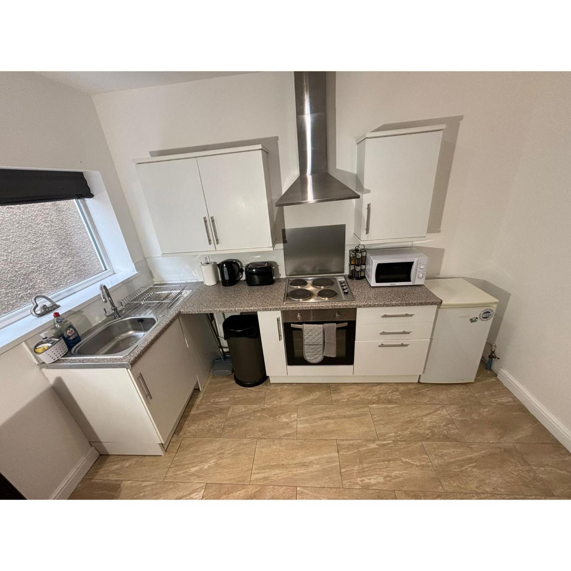 Enjoy A Spacious Lounge With A Cozy Sofa Bed And A Private Ensuite Bedroom Wednesbury Exterior photo
