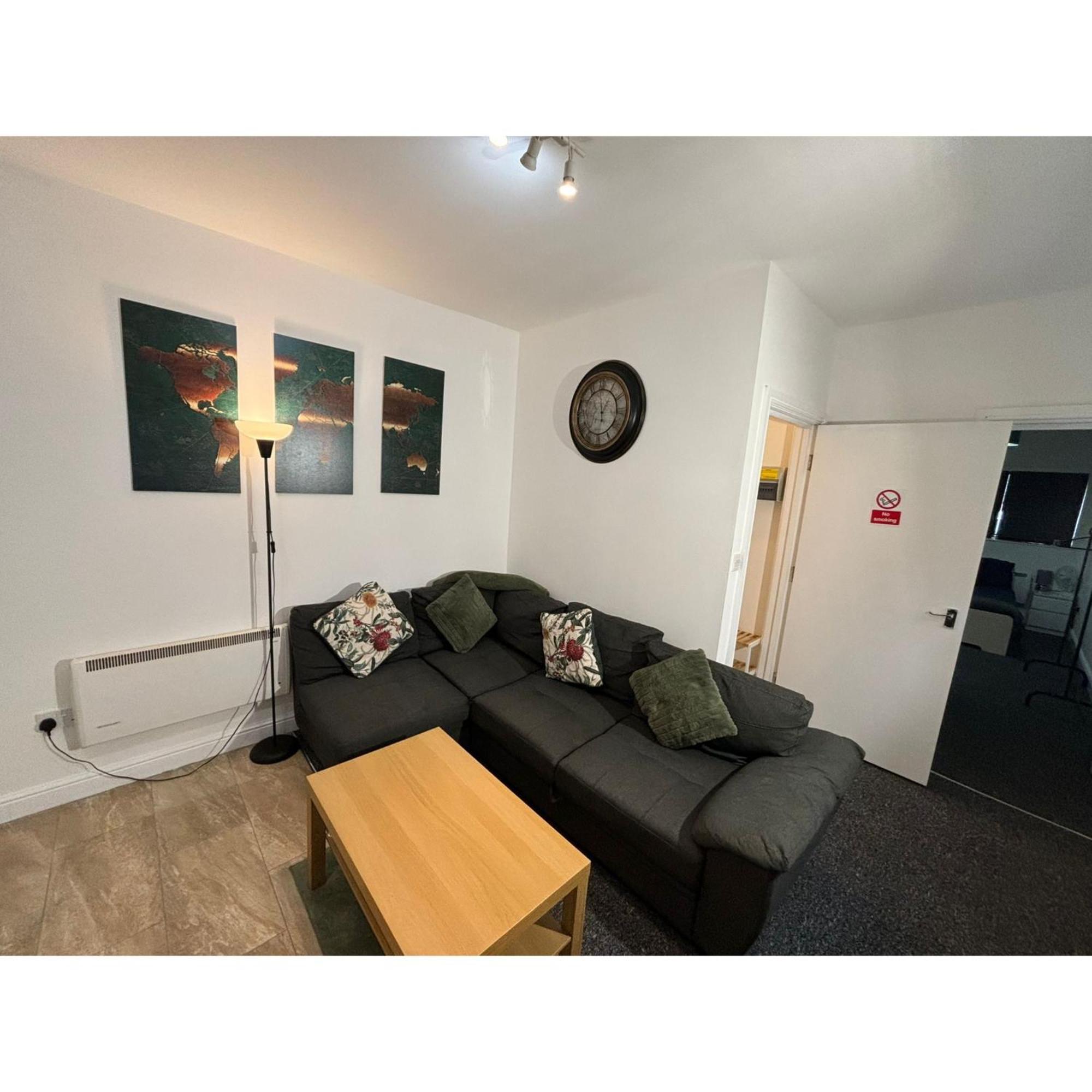 Enjoy A Spacious Lounge With A Cozy Sofa Bed And A Private Ensuite Bedroom Wednesbury Exterior photo