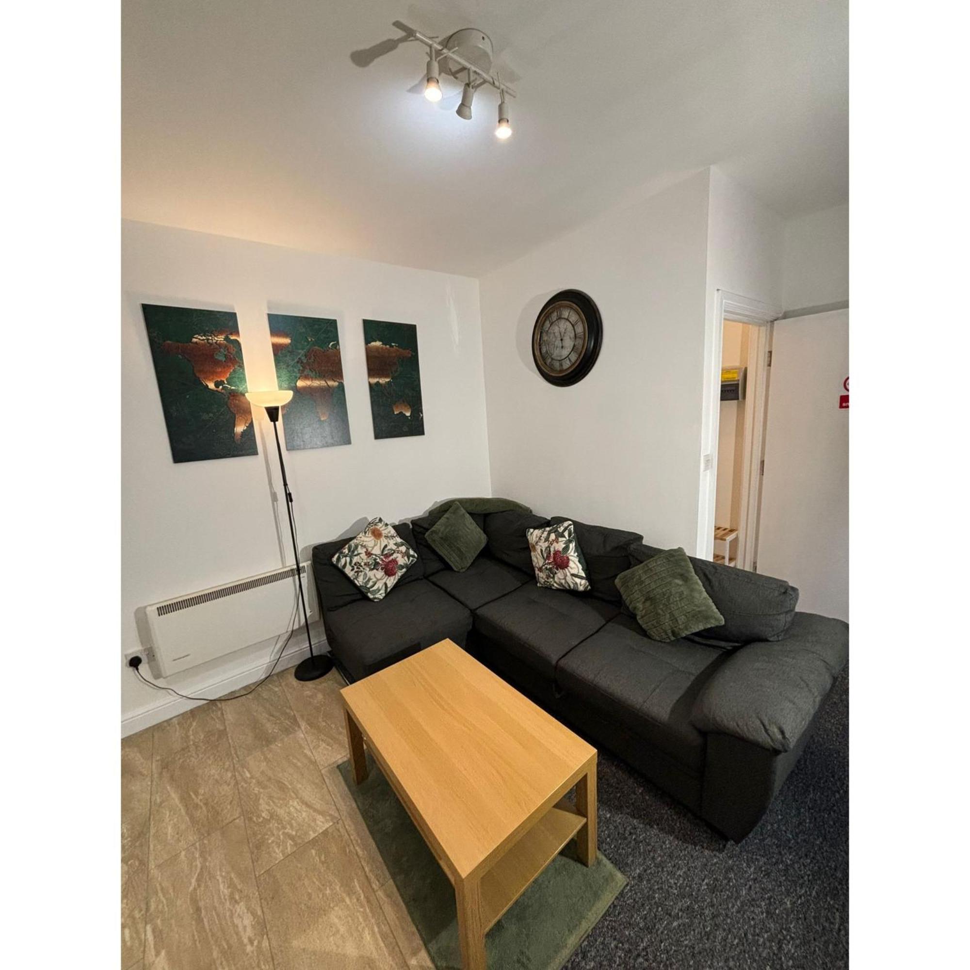 Enjoy A Spacious Lounge With A Cozy Sofa Bed And A Private Ensuite Bedroom Wednesbury Exterior photo