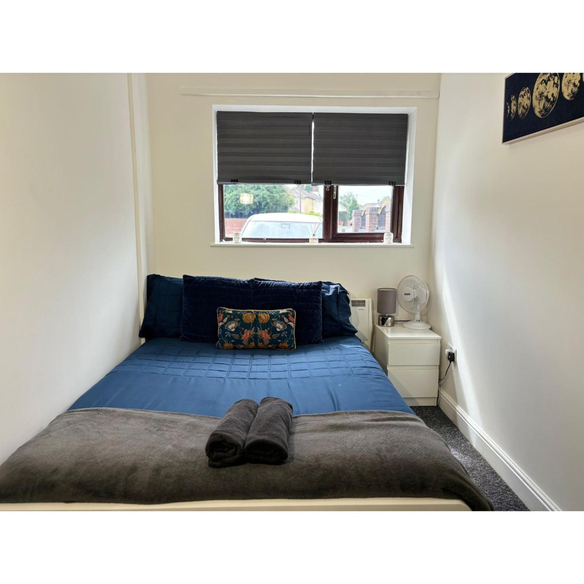 Enjoy A Spacious Lounge With A Cozy Sofa Bed And A Private Ensuite Bedroom Wednesbury Exterior photo